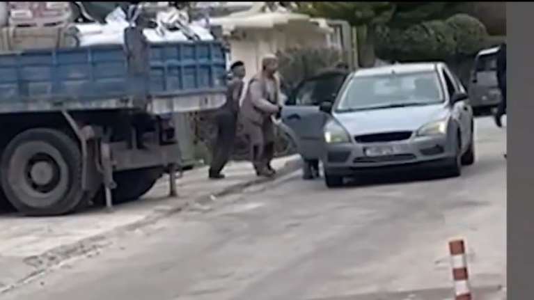 Βούλα: Η στιγμή που μεταφέρεται με ιδιωτικό όχημα στο νοσοκομείο ο 28χρονος χειριστής γερανού που χτυπήθηκε από το ρεύμα