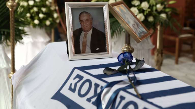 Γιάννης Ματζουράνης: Με μπλε τριαντάφυλλα και τη σημαία του Εθνικού το τελευταίο αντίο στον &quot;Εθνικάρα&quot; [Εικόνες]