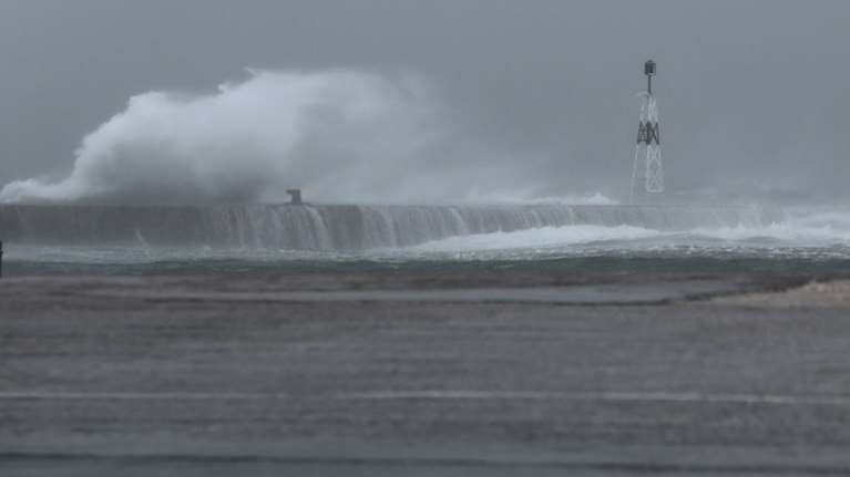 Λαύριο: Μπλέχτηκαν οι άγκυρες φορτηγού πλοίου και κρουαζιερόπλοιου λόγω θυελλωδών ανέμων