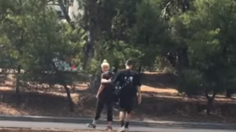 Συντετριμμένοι ο Πάρις Κασιδόκωστας και η Τάμτα στο σημείο όπου σκοτώθηκε ο Mad Clip [Βίντεο]