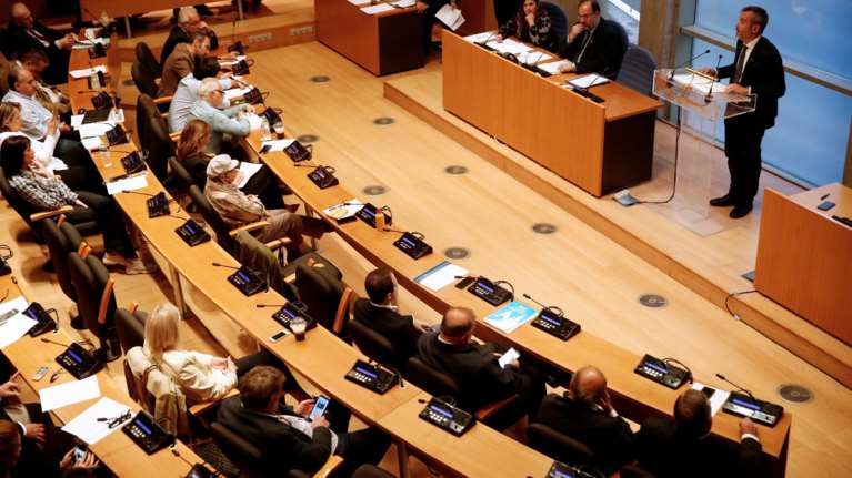 Ο Ζέρβας &quot;παίρνει κεφάλια&quot; συνεργατών του για το σκάνδαλο των εμβολιασμών εκτός σειράς - Τους καρατόμησε και η ΝΔ