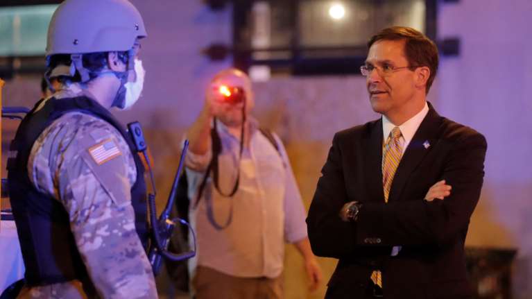 Ηχηρές διαφωνίες στον Λευκό Οίκο: Ο υπουργός Άμυνας λέει όχι στον Τραμπ για την ανάπτυξη στρατού στους δρόμους