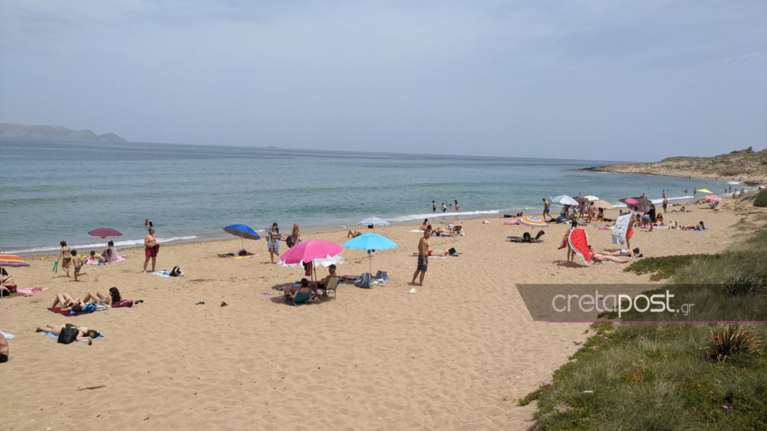 Ποιες καφετέριες και ποια εστιατόρια: Γέμισαν κόσμο οι παραλίες στην Κρήτη [εικόνες]
