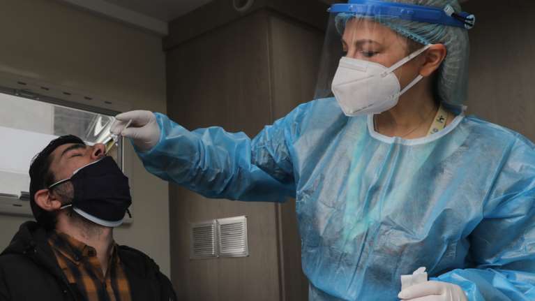 Κορονοϊός: &quot;Βράζει&quot; η Αττική με 4.170 νέα κρούσματα - Τουλάχιστον 25 περιοχές με τριψήφιο αριθμό μολύνσεων