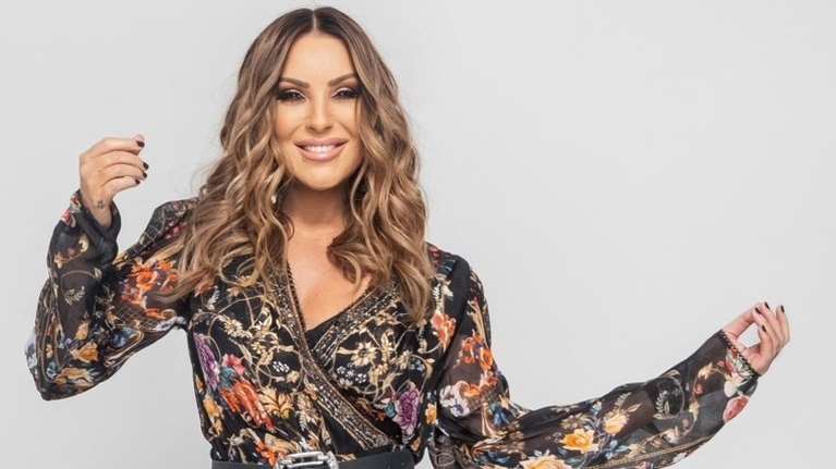 Ναταλία Γερμανού: Πανέμορφη στα 58 της - Ποζάρει χωρίς μακιγιάζ μπροστά στην πισίνα [εικόνα]