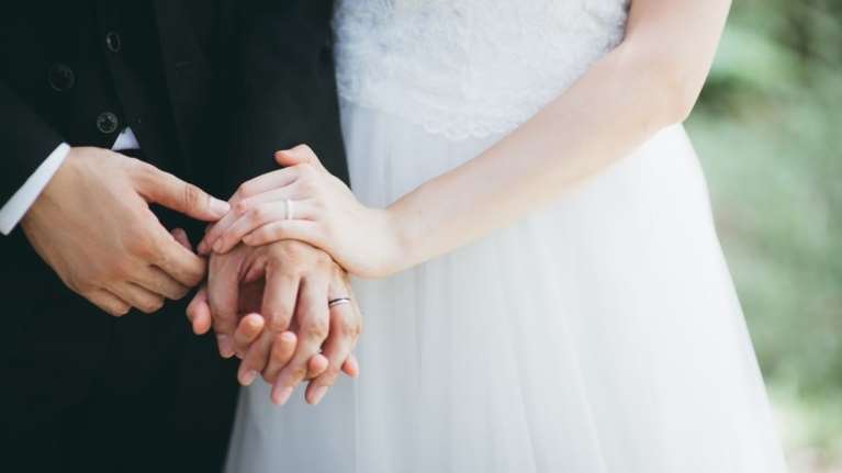 Λάρισα: Nονός κλέφτηκε με την κουμπάρα έναν μήνα πριν βαφτίσει το παιδί της