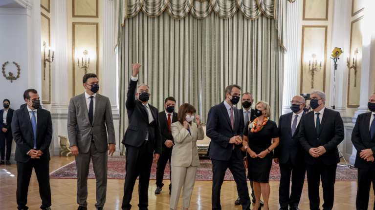 Ανασχηματισμός: Εντυπωσιακές παρουσίες και μοναχικές αφίξεις στην ορκωμοσία των νέων μελών της κυβέρνησης [Εικόνες]
