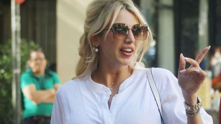 Με κοντό, εφαρμοστό λευκό φόρεμα και sneakers στο γήπεδο: H Kωνσταντίνα Σπυροπούλου ξεκίνησε τένις