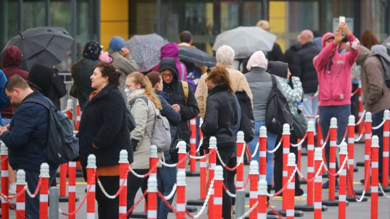 Γιατί ο κορονοϊός διχάζει πλέον τη γερμανική κοινωνία: Διαδηλώσεις, αντιδράσεις και θεωρίες συνομωσίας