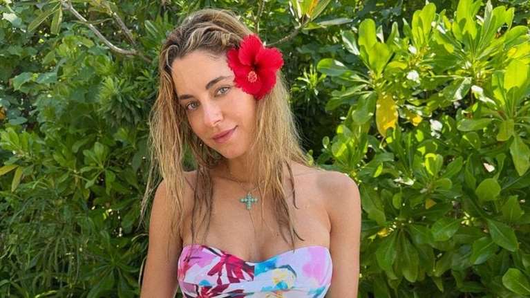 Η Δούκισσα Νομικού δείχνει το super κομψό beach look της: Το ξεχωριστό δώρο που της έκανε η Ελένη Κόκκαλη