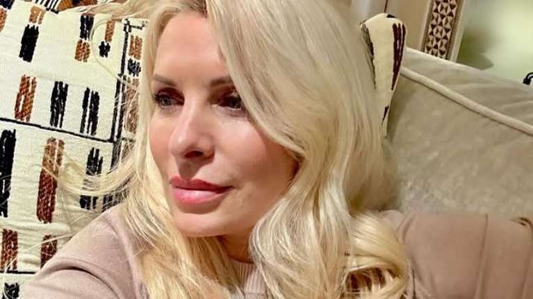 Ελένη Μενεγάκη: Άναψε το τζάκι του σπιτιού της στα Μελίσσια