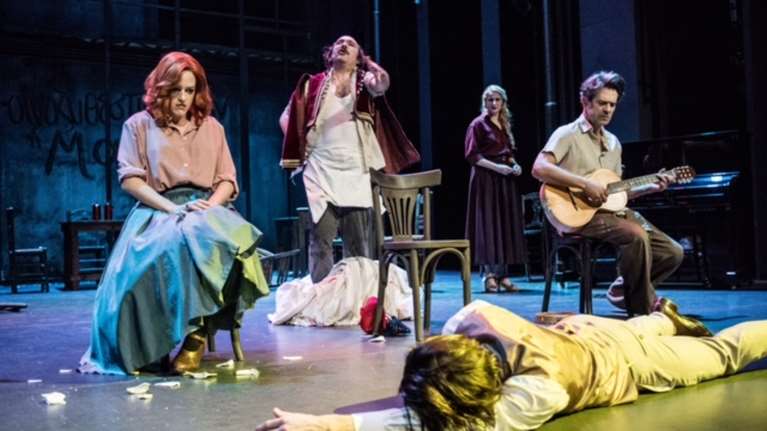 Εθνικό Θέατρο - Live streaming: &quot;Η Στέλλα με τα κόκκινα γάντια&quot; του Ιάκωβου Καμπανέλλη