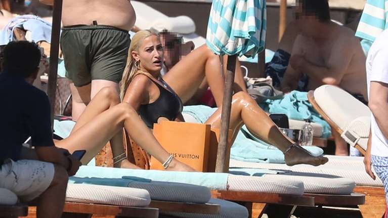 Σε καραντίνα η Τούνη μετά τις διακοπές σε Μύκονο, Κρήτη, Σαντορίνη, Χαλκιδική - Φίλοι της θετικοί στον κορονοϊό