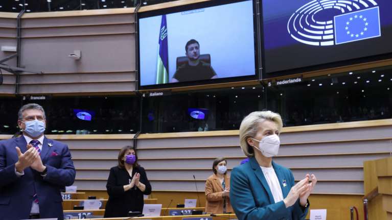 Ομιλία Ζελένσκι στην Ευρωβουλή: Η στιγμή που ο διερμηνέας της ΕΕ λυγίζει και ξεσπά σε λυγμούς [Βίντεο]