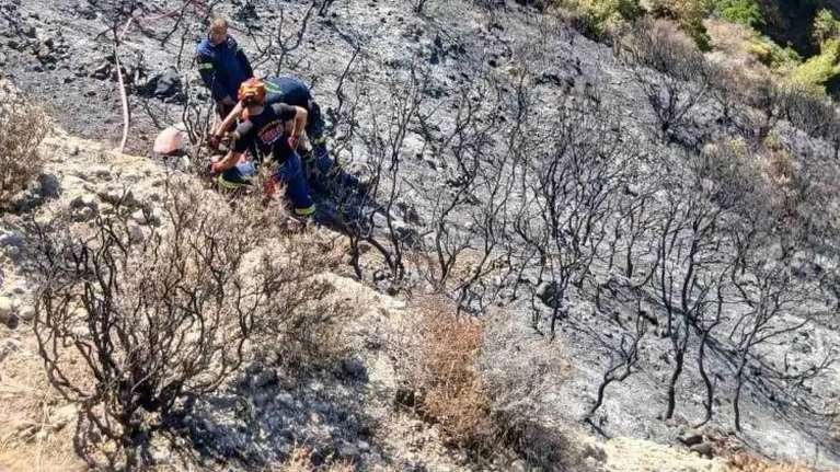 Με σπασμένο γόνατο ο πυροσβέστης που έπεσε σε χαράδρα στην Πάτρα