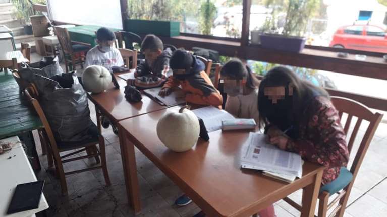 Η &quot;άλλη όψη&quot; της τηλεκπαίδευσης: Κάνουν μάθημα σε αυλή καφενείου με μπουφάν και κινητά στην Ηλεία