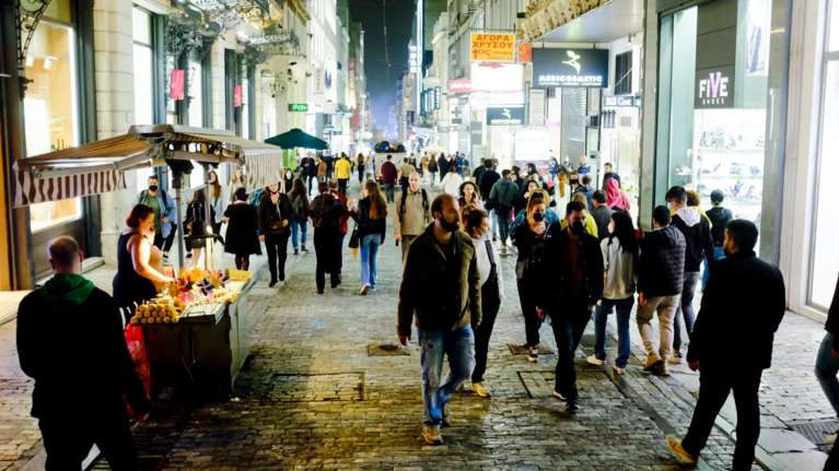 Κορονοϊός: &quot;Εξαφανίστηκαν&quot; οι ανεμβολίαστοι την πρώτη ημέρα των νέων μέτρων