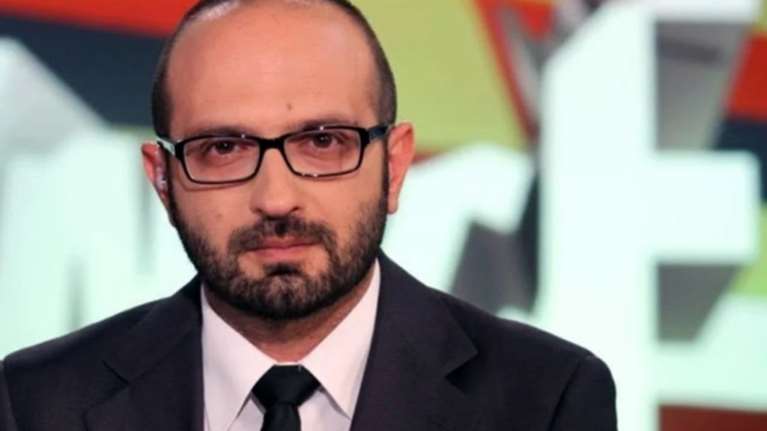 Σάλος στα social media με ειρωνικό άρθρο του Βουλαρίνου ότι δεν είναι υποχρεωτικές οι διακοπές σε ακριβά μέρη