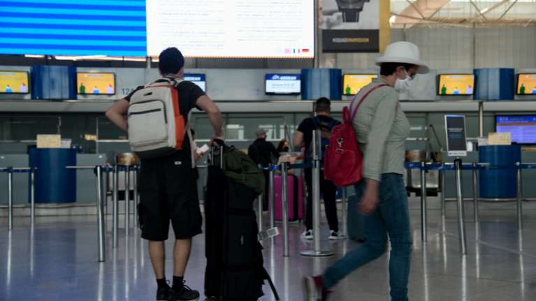 Ανοίγουν αύριο οι πύλες της χώρας: Σε πλήρη ετοιμότητα τα αεροδρόμια - Όλα τα μέτρα ασφαλείας