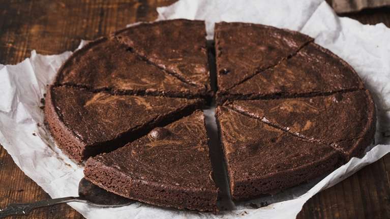 Η vegan συνταγή για σοκολατένιο κέικ με γάλα αμυγδάλου και… κουνουπίδι [δε θα το καταλάβει κανείς]