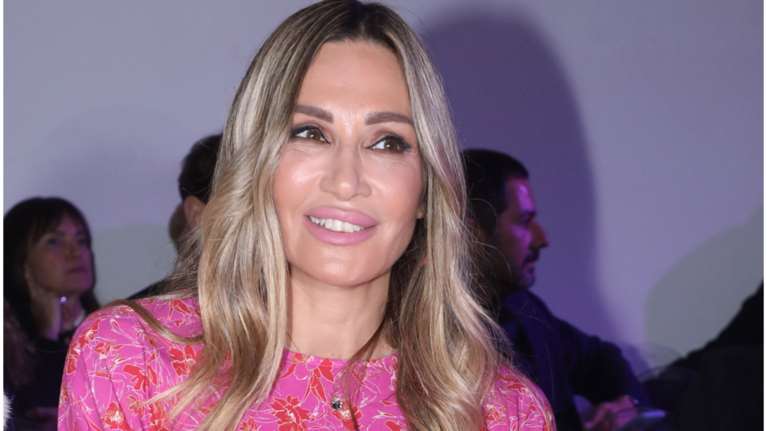 Η Ελένη Πετρουλάκη μας ανοίγει το (διώροφο) σπίτι της - Η γωνιά με το τζάκι