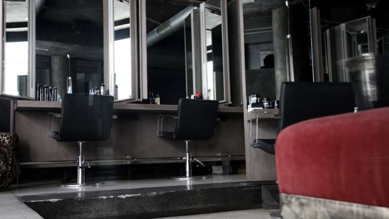 Λίστες αναμονής στα κομμωτήρια: "Στριμώχνονται" για ένα ραντεβού την πρώτη ημέρα που θα ανοίξουν!