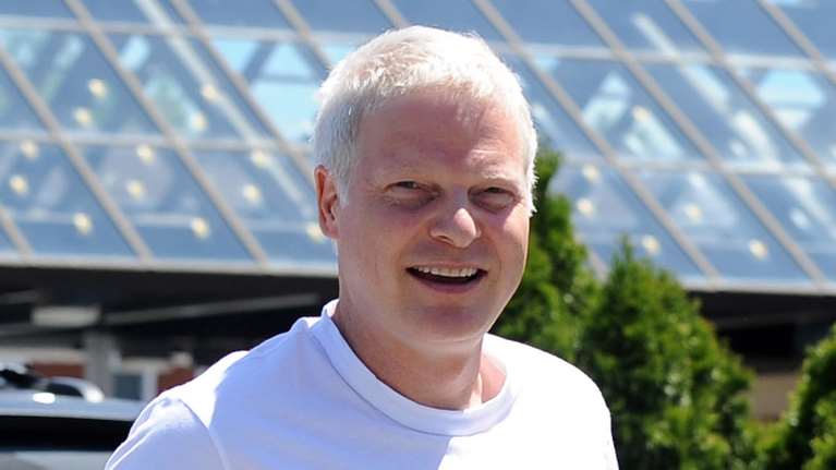 Σοκ στον καλλιτεχνικό κόσμο: Αυτοκτόνησε ο συγγραφέας και παραγωγός Στιβ Μπινγκ, πρώην σύντροφος της Λιζ Χάρλεϊ