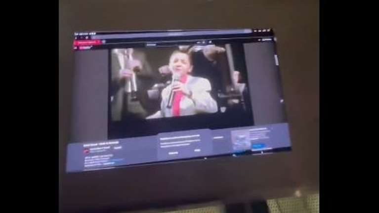 Μετρό Θεσσαλονίκης:  Νεαρή οπαδός του ΠΑΟΚ χάκαρε οθόνη του σταθμού "Βενιζέλου" και έβαλε το "Made In Romania" [βίντεο]