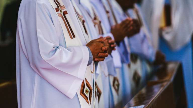 Σκάνδαλο Καθολικής Εκκλησίας Ελλάδας: Μπουζουξίδικα της Πάτρας έκοβαν τιμολόγιο στην... καθολική Επισκοπή Σύρου