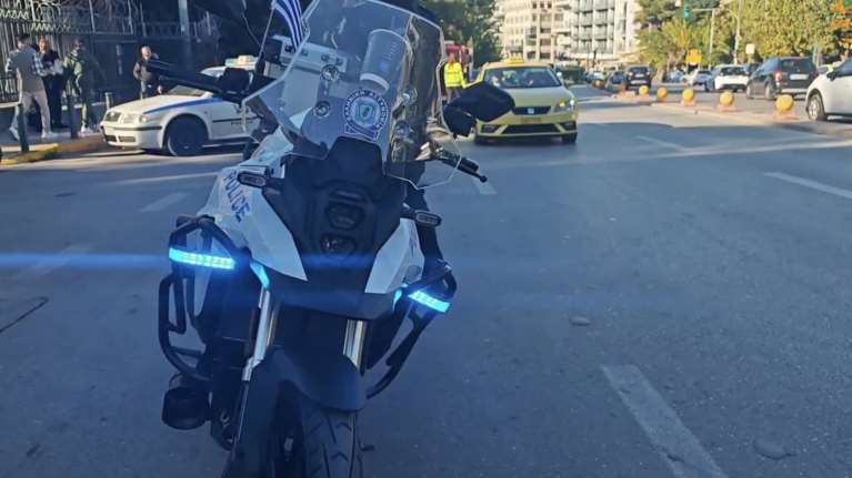 Φάρσα το τηλεφώνημα για βόμβα στην Ευελπίδων - Λήξη συναγερμού [βίντεο]