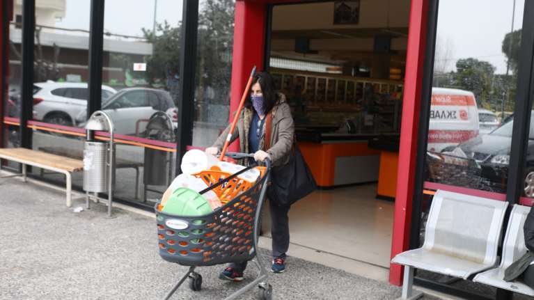 Πρόεδρος ΕΦΕΤ: Να καθαρίζετε το χερούλι στα καροτσάκια του σούπερ μάρκετ