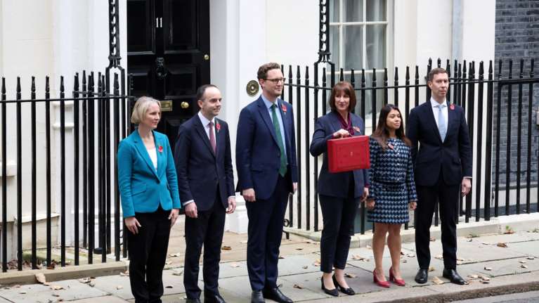 Οι Εργατικοί αυξάνουν κατά 40 δισ. τους φόρους με τον προϋπολογισμό- Φταίει η κυβέρνηση των συντηρητικών λέει η υπουργός Οικονομικών