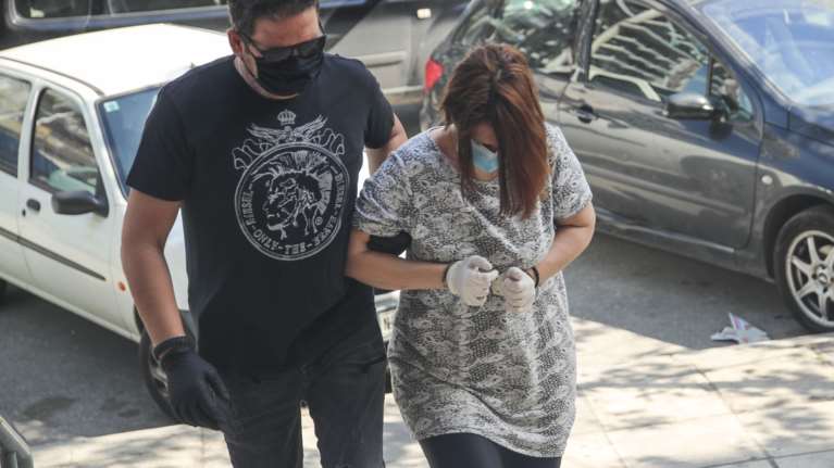 Δολοφονία 49χρονου στον Εύοσμο: Σε ξενώνα κακοποιημένων γυναικών η σύζυγος - &quot;Με βίαζε από τα 14&quot;, λέει η κόρη