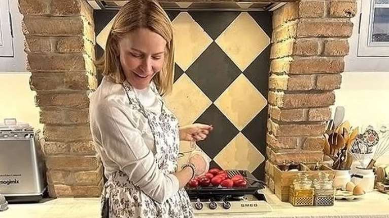 Σε πασχαλινό mood η Τζένη Μπαλατσινού: Φτιάχνει τσουρέκια στο σπίτι της στην Πάτμο