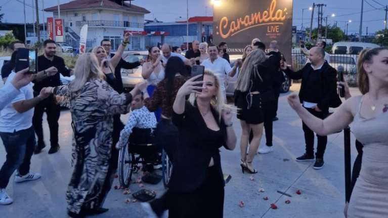 Μπουζούκια στη Λάρισα σε ένα επικό κλείσιμο: Έβγαλαν την πίστα έξω - Βροχή τα πανέρια με τα λουλούδια [εικόνες]