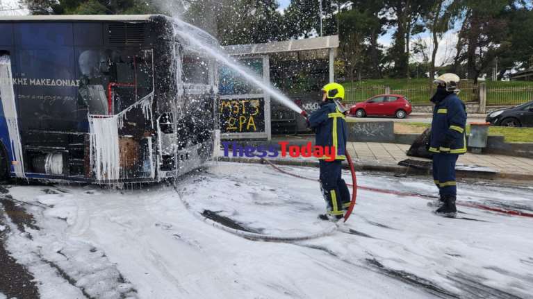 Θεσσαλονίκη: Καρέ - καρέ η φωτιά που ξέσπασε σε λεωφορείο - Εκτελεί δρομολόγια του ΟΑΣΘ [βίντεο]