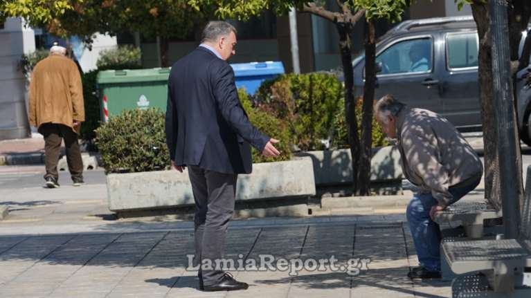Λαμία: Ο δήμαρχος &quot;μαζεύει&quot; απείθαρχους ηλικιωμένους από τα παγκάκια!