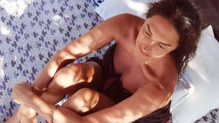 Η Νόνη Δούνια με την κόρη της Ρία στο σπίτι τους στις Σπέτσες