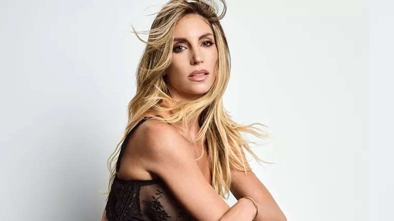 Στους καταρράκτες Ιγκουασού η Αθηνά Οικονομάκου: Ποζάρει με κόκκινο ολόσωμο μαγιό στο ηλιοβασίλεμα