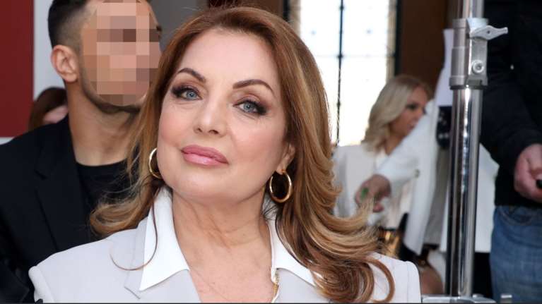 Η Άντζελα Γκερέκου εντυπωσιάζει ως καλεσμένη σε γάμο - Οι λεπτομέρειες της εμφάνισής της