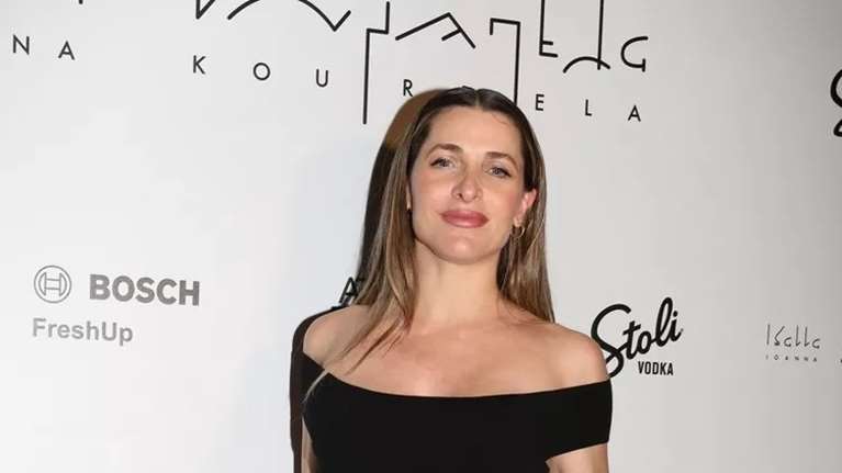 Βασιλική Τρουφάκου: Με εφαρμοστό μίντι φόρεμα και chic πέδιλα σε προχωρημένη εγκυμοσύνη