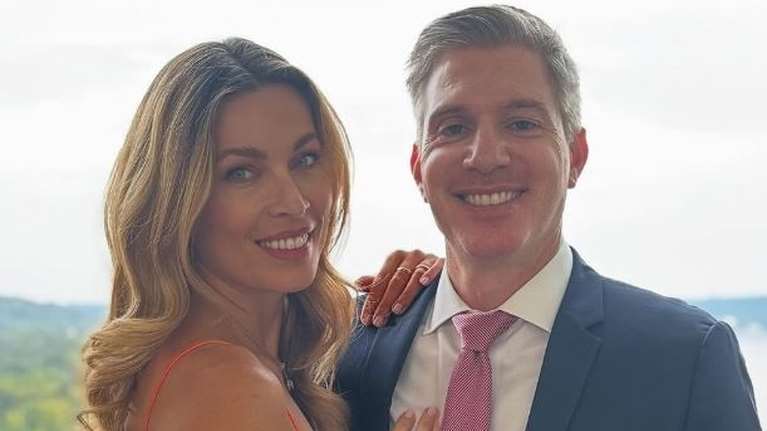 Η Μαριέττα Χρουσαλά εντυπωσιάζει με βελούδινη βουργουνδί δημιουργία - Στο σαλόνι της έπαυλής της