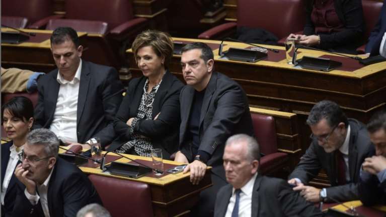 Προϋπολογισμός: Στη Βουλή ο Αλέξης Τσίπρας - Κάθισε δίπλα στη Γεροβασίλη και αγκάλιασε την Λινού - Απών ο Π. Πολάκης