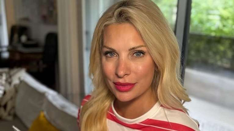 Η εγκυμονούσα Ελένη Μενεγάκη αγκαλιά με τη Δέσποινα Βανδή και τον Γιώργο Μαζωνάκη, πριν από 20 χρόνια