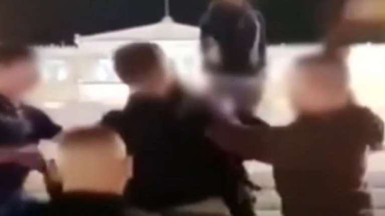 Τρόμος στο Σύνταγμα από συμμορία ανηλίκων - Άγριος ξυλοδαρμός για ένα κινητό [βίντεο]