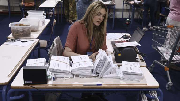 Ευρωεκλογές 2024: Εδώ φυλάσσονται οι επιστολικές ψήφοι- Πότε θα μπουν στις κάλπες, πότε θα ανοιχτούν, όλη η διαδικασία [εικόνες]