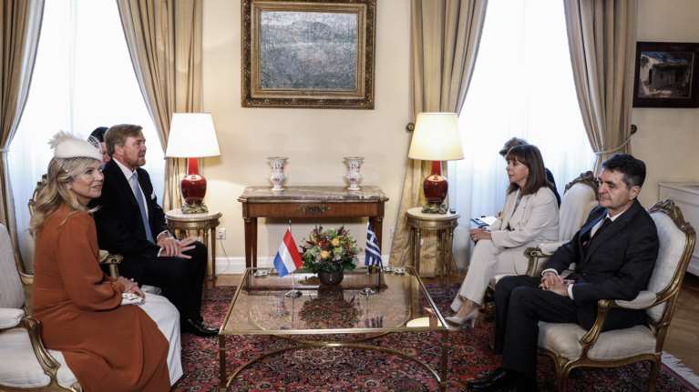 Στο Προεδρικό Μέγαρο το βασιλικό ζεύγος της Ολλανδίας: &quot;Καταδικάζουμε τον αναθεωρητισμό από όπου κι αν προέρχεται&quot;, είπε η ΠτΔ