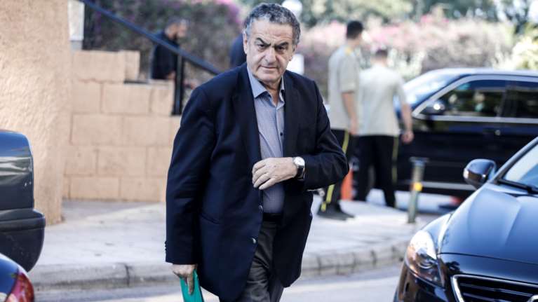 Προπηλάκισαν τον Χαράλαμπο Αθανασίου στο αεροδρόμιο για το μεταναστευτικό [βίντεο]