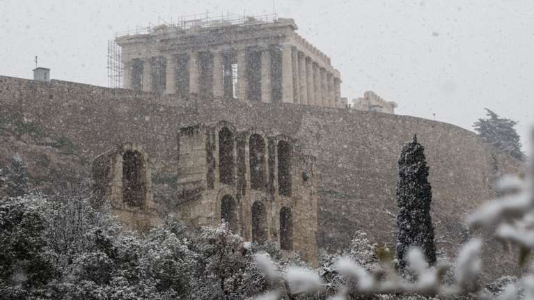 Κακοκαιρία &quot;Ελπίς&quot;: Στα λευκά η Ακρόπολη - Το έστρωσε στο Ζάππειο - Εντυπωσιακές εικόνες