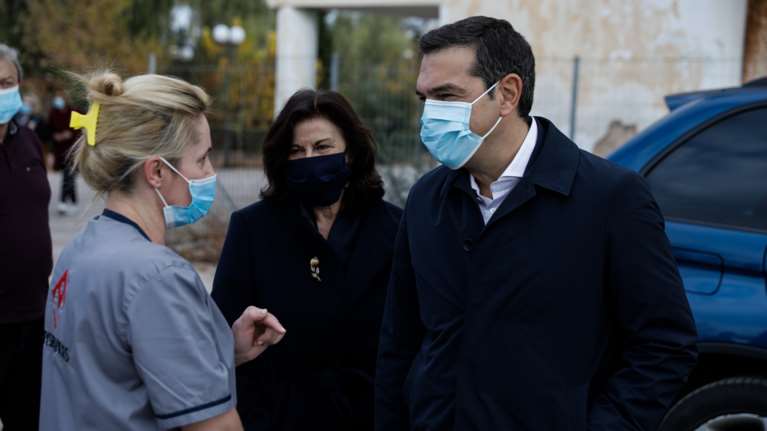 Επίσκεψη Αλέξη Τσίπρα στο πρώην ΠΙΚΠΑ Βούλας: &quot;Να φύγει ο κορονοϊός&quot;, του ζήτησαν τα παιδιά